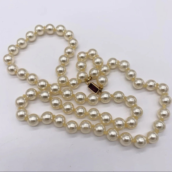 Anne Klein Vintage Faux Pearl Purple Jeweled Clasp Necklace - Picture 2 of 4